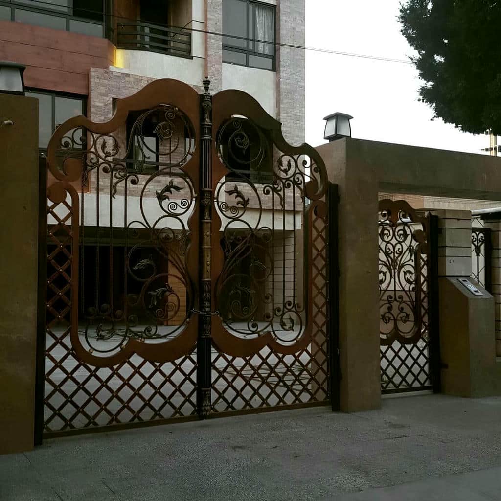 نصب درب حیاط لاکچری با ابعاد در زاهدان