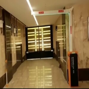 راهبند اتوماتیک با بوم فلزی در پارکینگ عمومی زاهدان