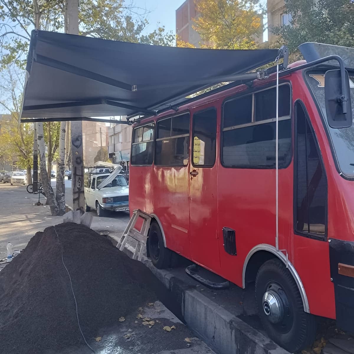 سایبان برقی تراس و بالکن زاهدان نصب شده روی نمای سنگی