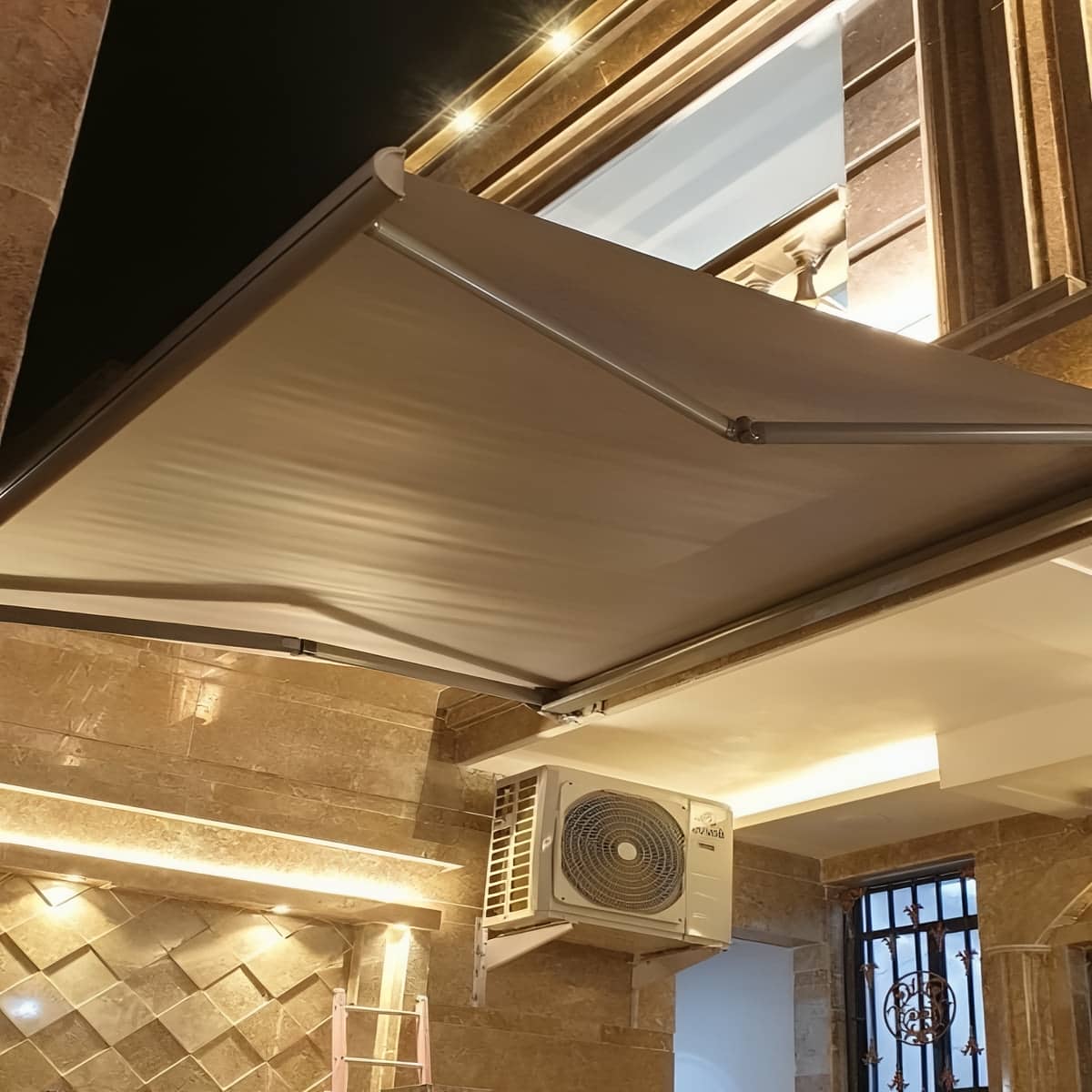 سایبان برقی زاهدان نصب شده روی نمای مغازه سایبان برقی زاهدان نصب شده روی نمای مغازه