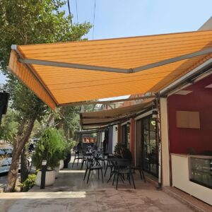 سایبان برقی زاهدان با پوشش خطی روی نمای فروشگاه