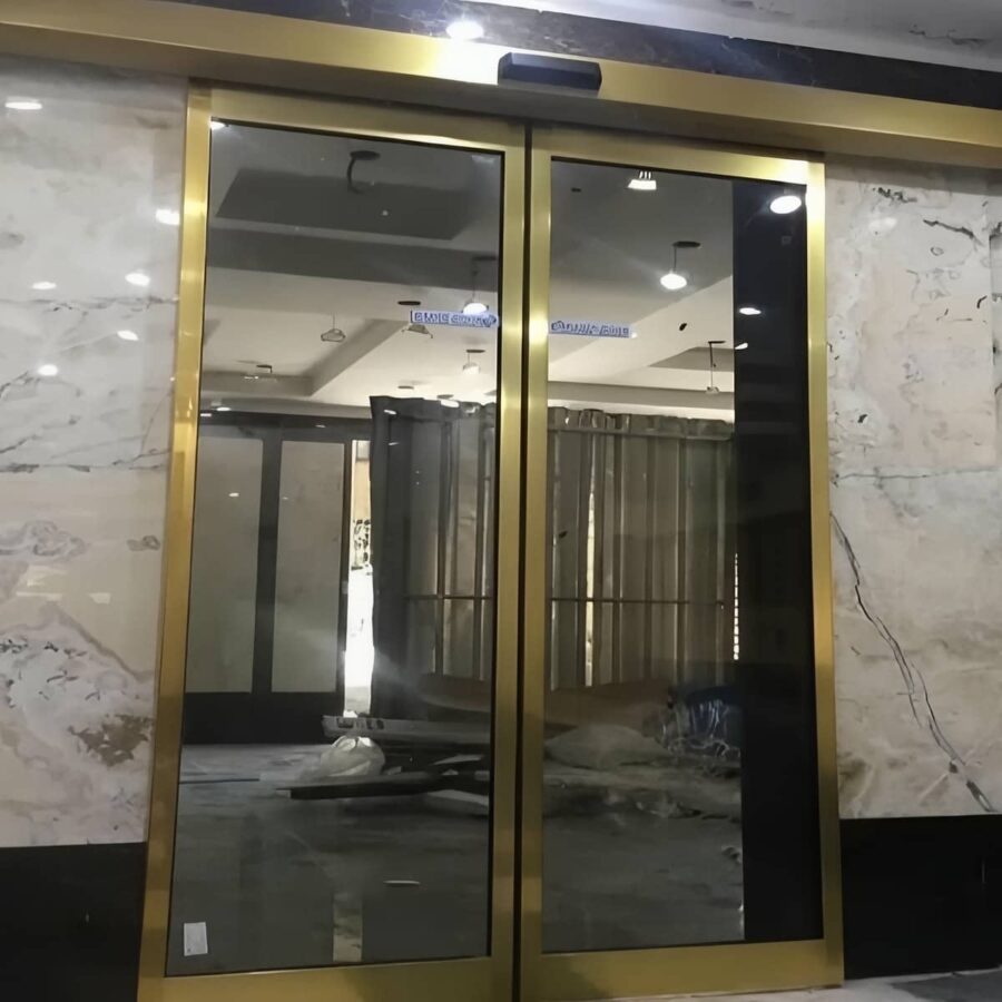درب اتوماتیک شیشه ای در زاهدان هنگام اندازه گیری دهانه