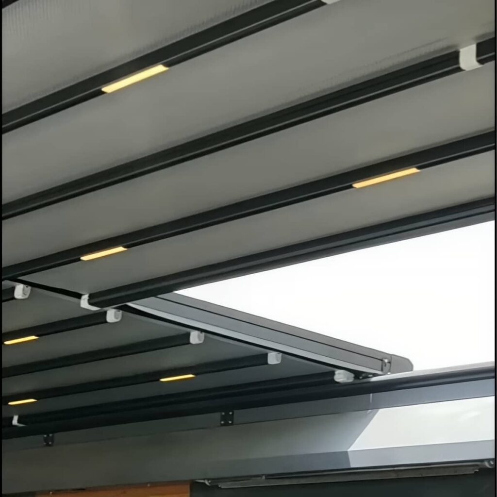 اجرای سقف متحرک کافی‌شاپ با پوشش PVC در زاهدان