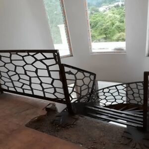 نرده سی ان سی حیاط در زاهدان با طرح هندسی مشکی