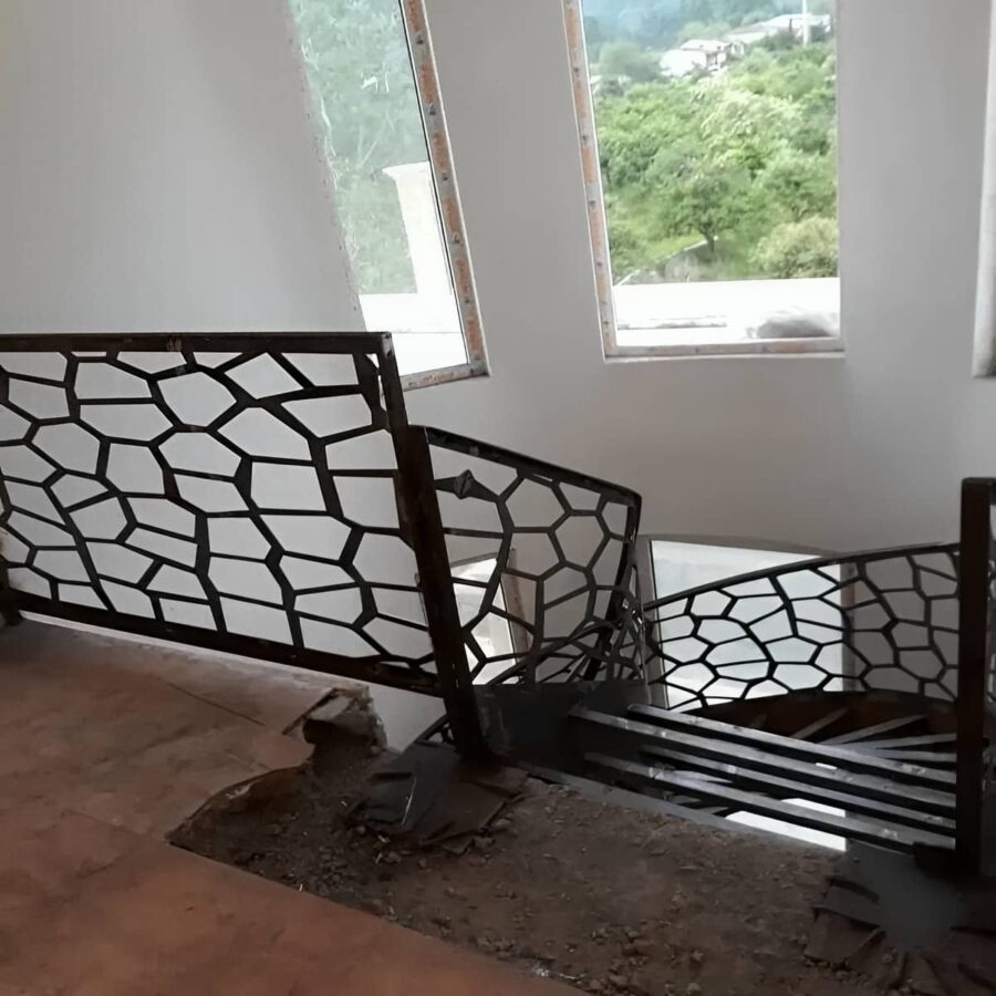 نرده سی ان سی حیاط در زاهدان با طرح هندسی مشکی