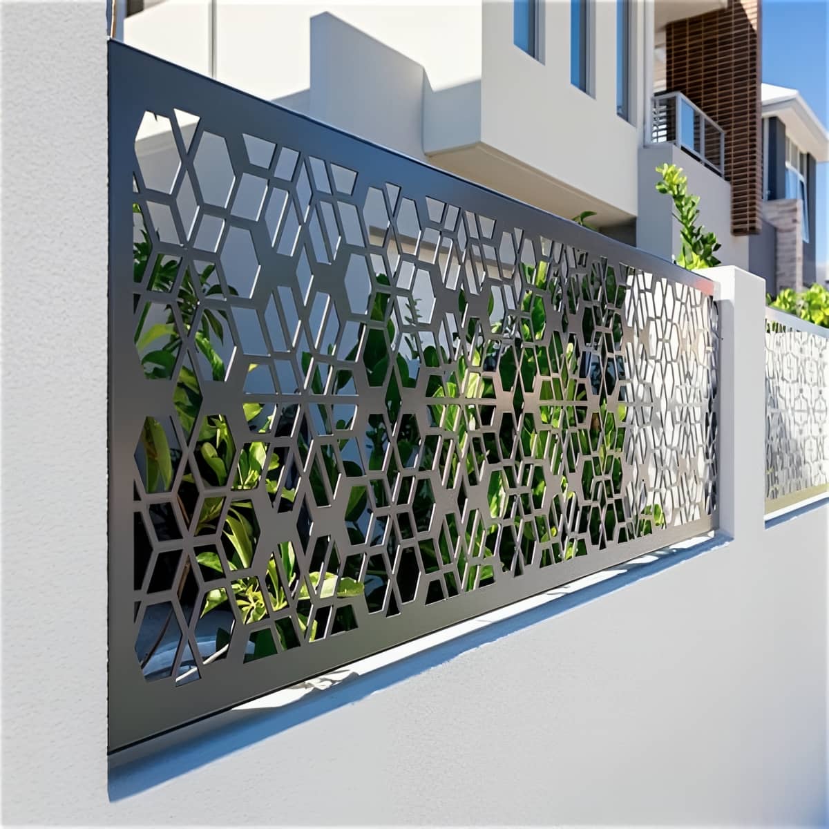 نرده سی ان سی سفارشی با طراحی اختصاصی در زاهدان با پنل مشکی مات
