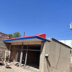 آردواز سردرب حیاط زاهدان با طراحی کلاسیک روی درب فلزی