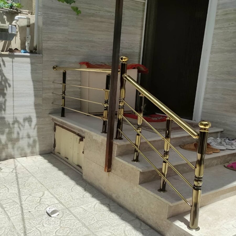 هندریل استیل دیواری زاهدان با پایه براق روی دیوار سنگی