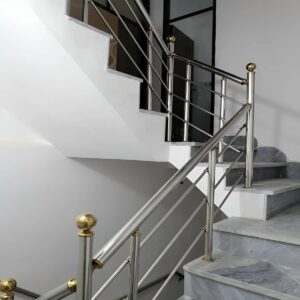 نرده استیل سفارشی پروژه ای زاهدان در راه پله ویلایی