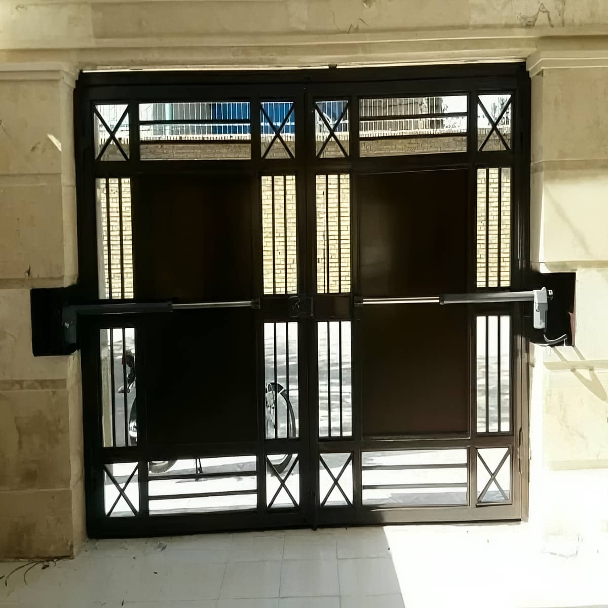 جک درب پارکینگ در زاهدان همراه تابلو فرمان نصب شده