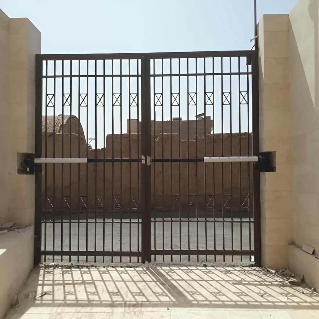 جک درب پارکینگ در زاهدان کنار درب کشویی عریض
