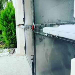 جک درب پارکینگ در زاهدان روی درب دو لنگه مسکونی