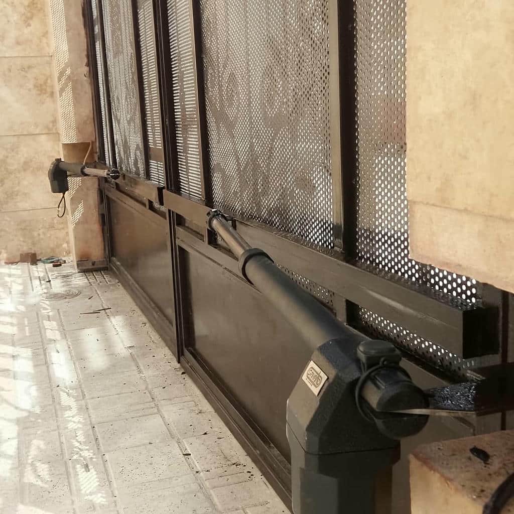 جک درب برقی ایرانی و خارجی در زاهدان روی درب دو لنگه فلزی جک درب برقی ایرانی و خارجی در زاهدان روی درب دو لنگه فلزی